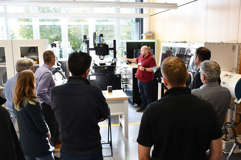Eine Führung durch die AF-Labore der Hochschule gaben Einblicke und Gelegenheit zu vertieften Fachgesprächen. Eine Führung durch die AF-Labore der Hochschule gaben Einblicke und Gelegenheit zu vertieften Fachgesprächen.