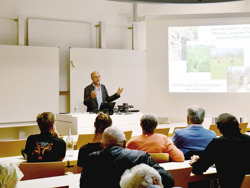 Einen über die Bio-Landwirtschaft hinausgehenden Ansatz stellte Sepp Braun vor.