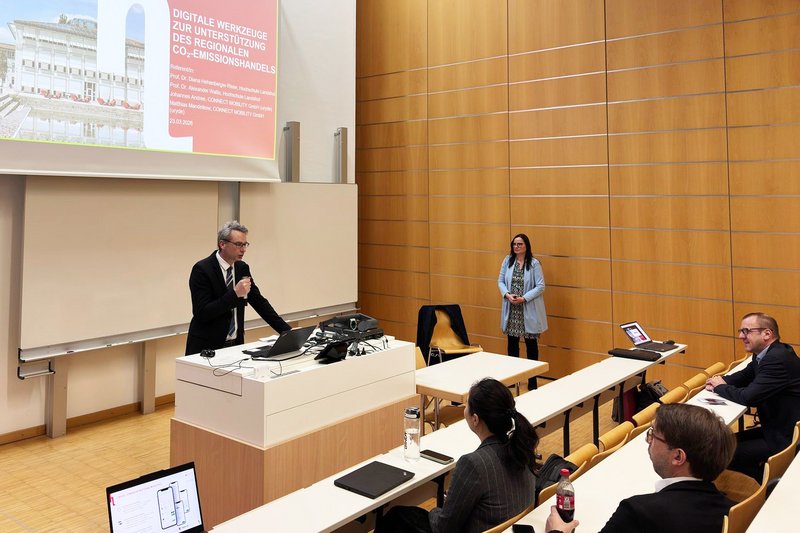 Der neue Sprecher des Forschungsbereichs Energie, Prof. Dr. Tim Rödiger, stellte die Referenten/in vor.