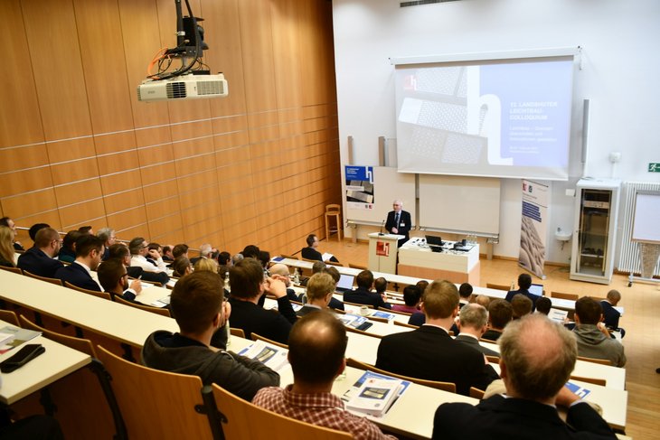 Veranstaltungsinitiator Prof. Dr. Otto Huber bei seinem Vortrag. Veranstaltungsinitiator Prof. Dr. Otto Huber bei seinem Vortrag.