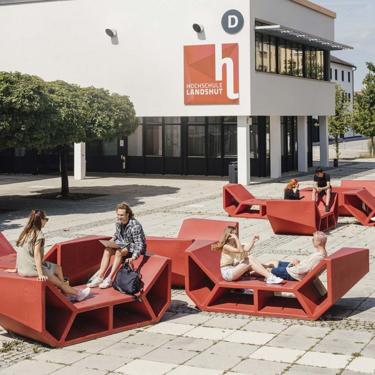 Blick auf der D-Gebäude mit studierenden sitzend auf den Enzos