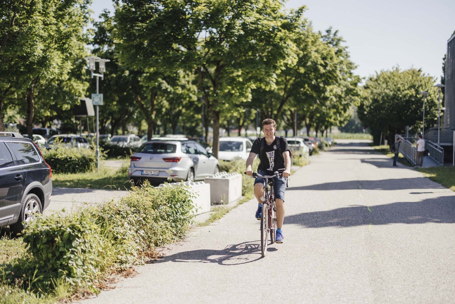 Man sieht eine Person auf einem Fahrrad.