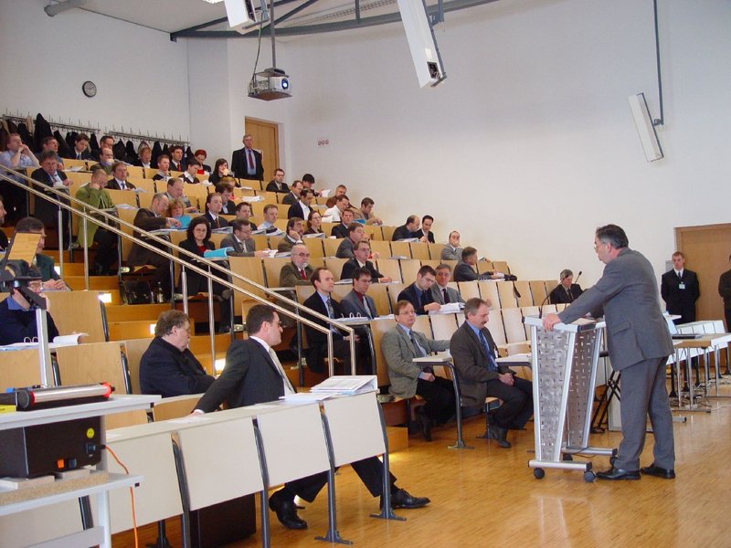 Hochschulpräsident Prof. Dr. Blum bei der Begrüßung der Teilnehmer.