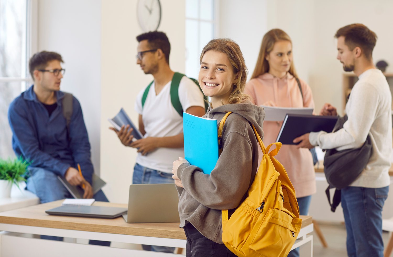 Studierende bereiten sich auf die nächste Vorlesung vor.