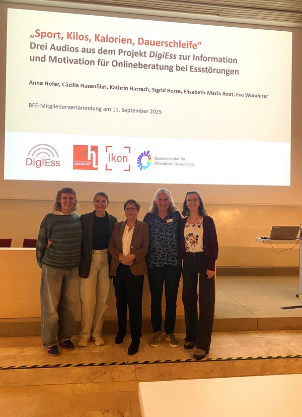 Zu sehen sind Kathrin Harrach, Anna Hofer, Sigrid Borse, Prof. Dr. Eva Wunderer, Cäcilia Hasenöhrl (v.l.n.r)