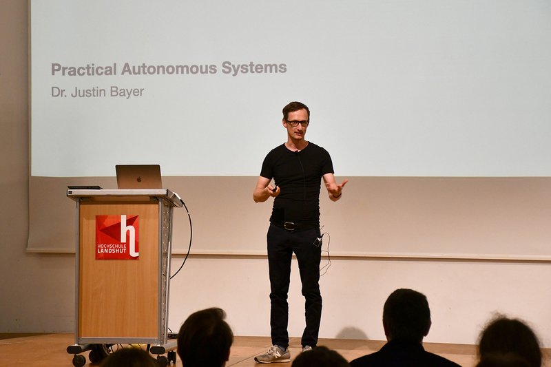 Die Kombination von Wissenschaft und Engineering hat sich Dr. Justin Bayer, Volkswagen AG zur Aufgabe gemacht.
