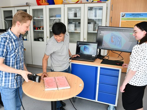 Beim Scan der Fußabdrücke: Lutz Prager, Van-Ha Nguyen (beide Hochschule Landshut), Franziska Steinherr