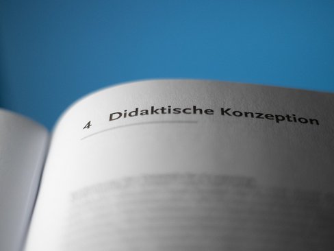 Aufgeschlagenes Buch mit der Überschrift "Didaktische Konzeption"