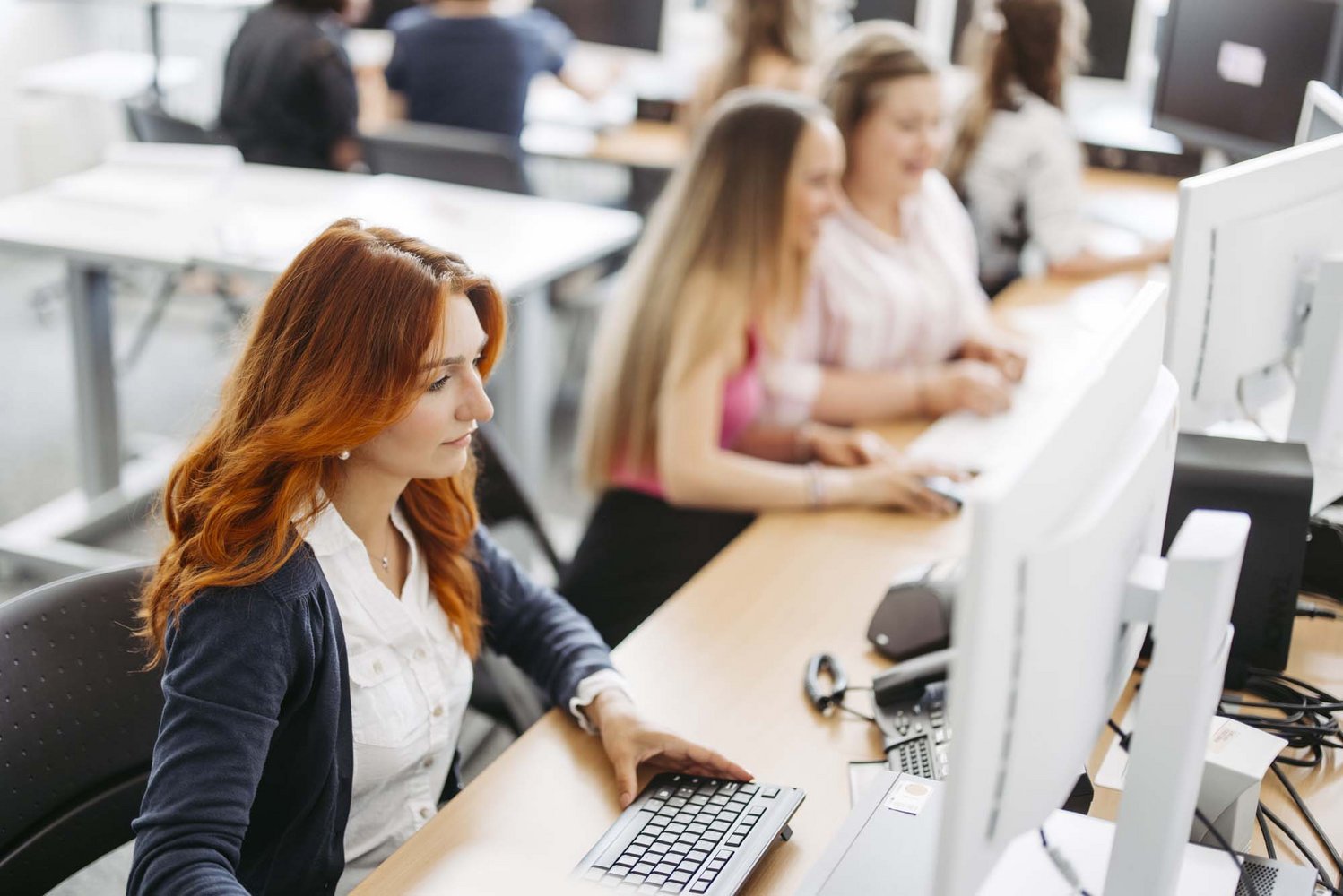 Eine Person sitzt am Computer.