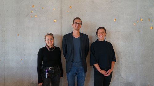 zu sehen sind 3 Projektmitarbeitende