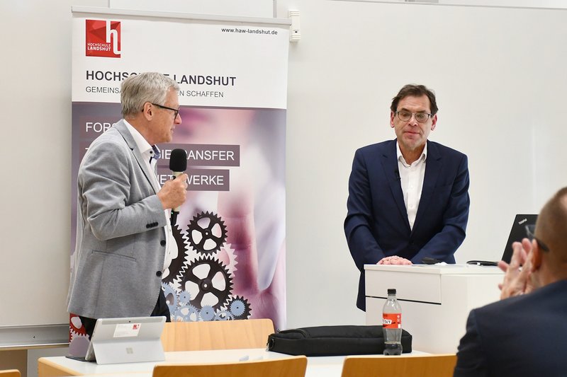 Veranstaltungsinitiator Prof. Dr. Josef Hofmann (links) moderierte die anschließende Diskussion.