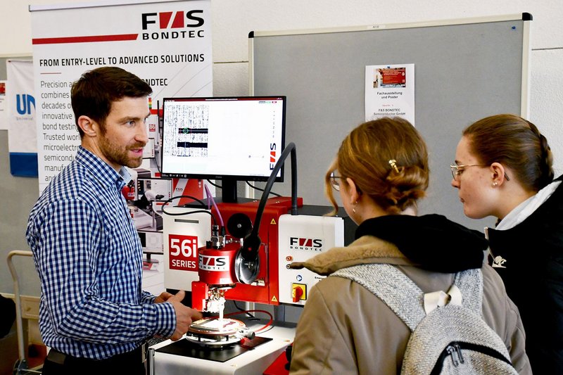 Der 3D-Bonder von F&S Bondtech zog bei der Fachausstellung das Interesse auf sich.