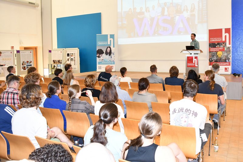 Julien Robiliard vom Projektpartner WSAudiology bei seiner Einführung zu digitalen Lösungen bei der Schwerhörigenrehabilitation.