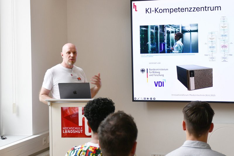 Kooperationsmöglichkeiten mit dem KI-Kompetenzzentrum zeigte Prof. Dr. Eduard Kromer auf.