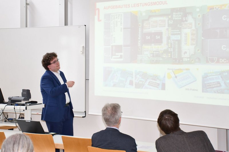 Tobias Eckert (Hochschule Landshut) stellte ein Leistungsmodul auf IMS-Leiterplatte für DCDC-Wandler vor.