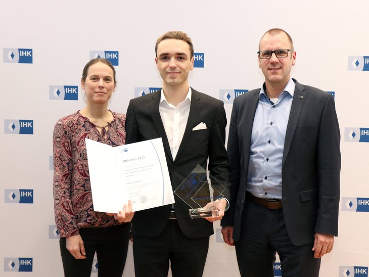 IHK-Preis für Pascal Schaufuß zusammen mit Prof. Dr. Maren Martens und Prof. Dr. Marcus Jautze