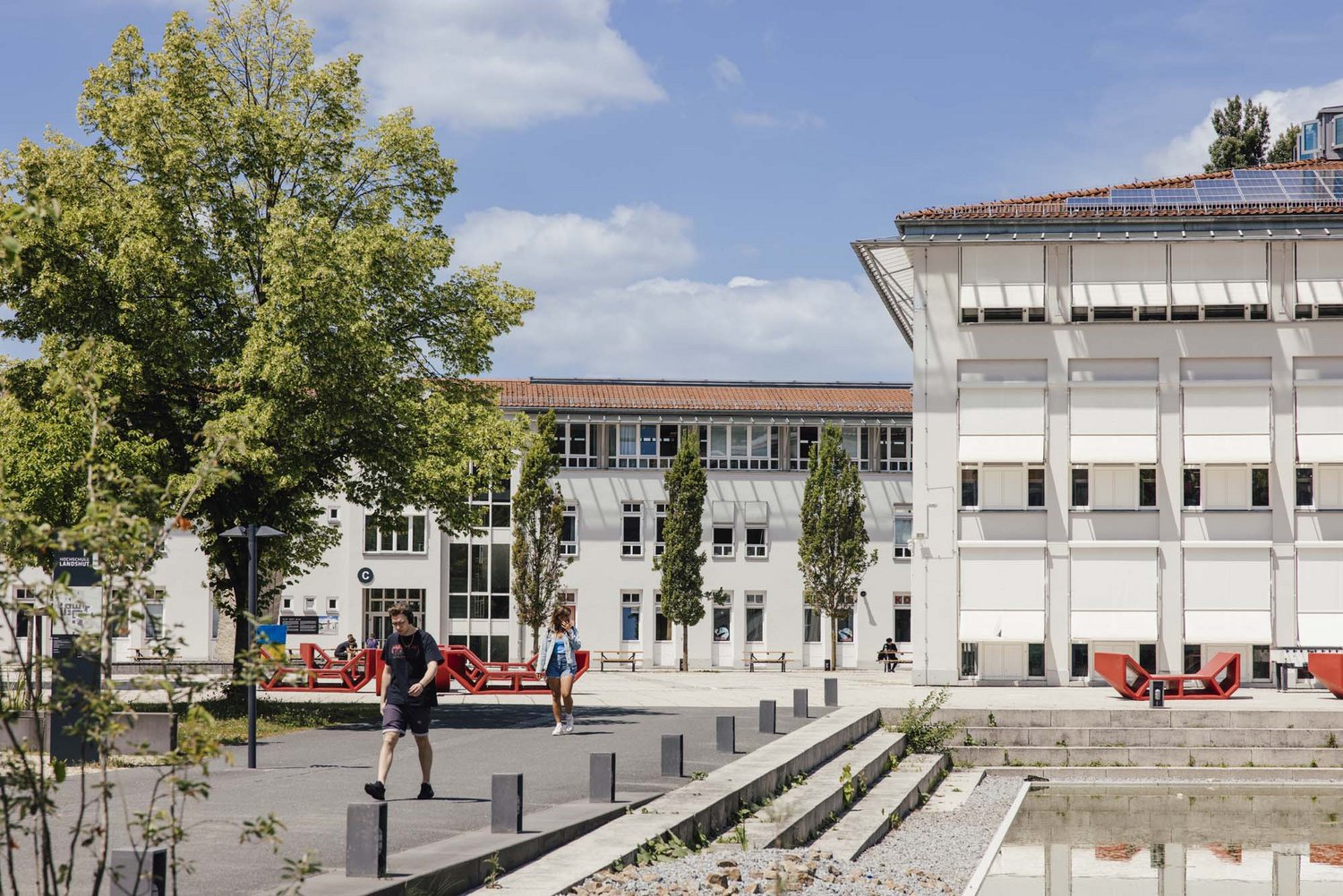 Man sieht einen Teil des Außenbereiches des Campus.