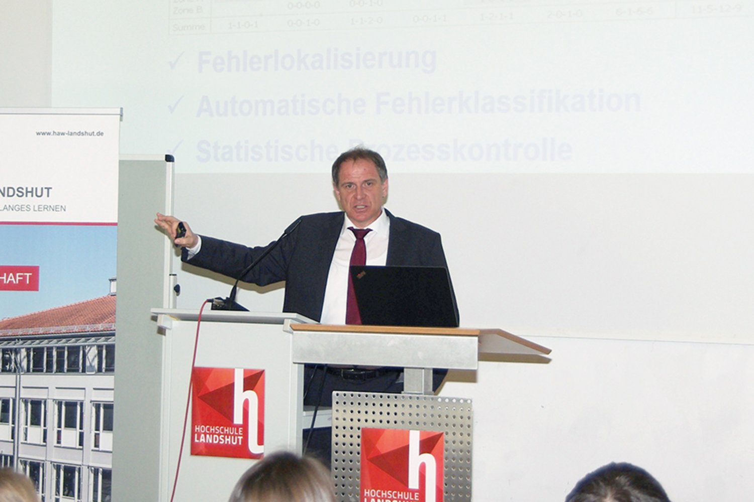 Prof. Dr. Martin Sellen (Micro Epsilon) bei seiner Keynote beim 1. Symposium ESI. Prof. Dr. Martin Sellen (Micro Epsilon) bei seiner Keynote beim 1. Symposium ESI.