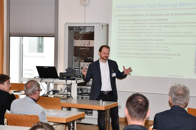 Mit Fast Steering Mirrors für laserbasierte Kommunikation im Weltraum befasste sich der Vortrag von Tobias Schopf (Micro-Epsilon).