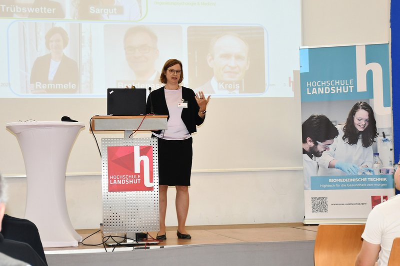 Veranstaltungsinitiatorin Prof. Dr. Stefanie Remmele führte durch die Veranstaltung und stellte die Inhalte des Workshops „KI und AR in der Chirurgie“.