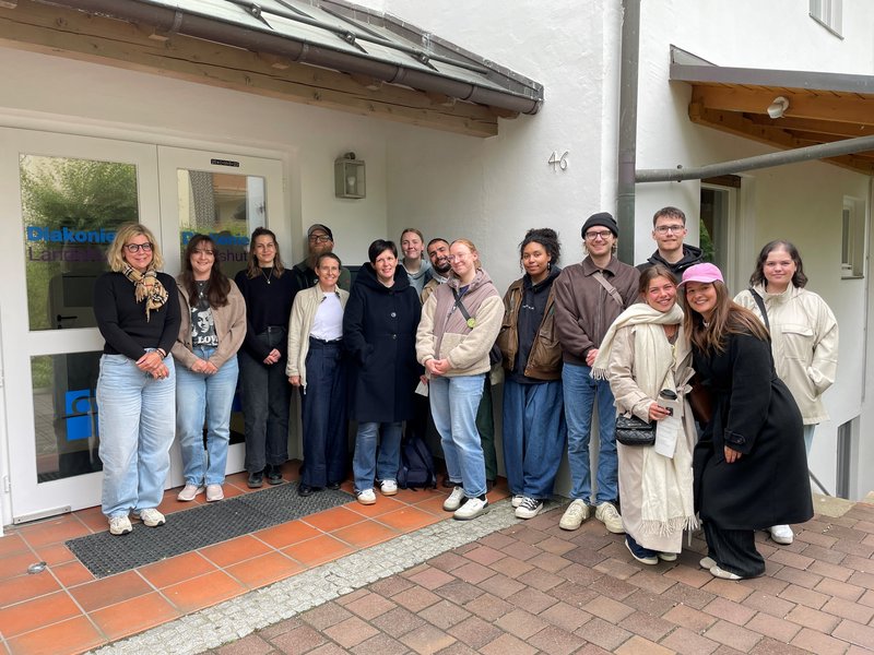 Studierende einer Exkursion vor der Diakonie Landshut
