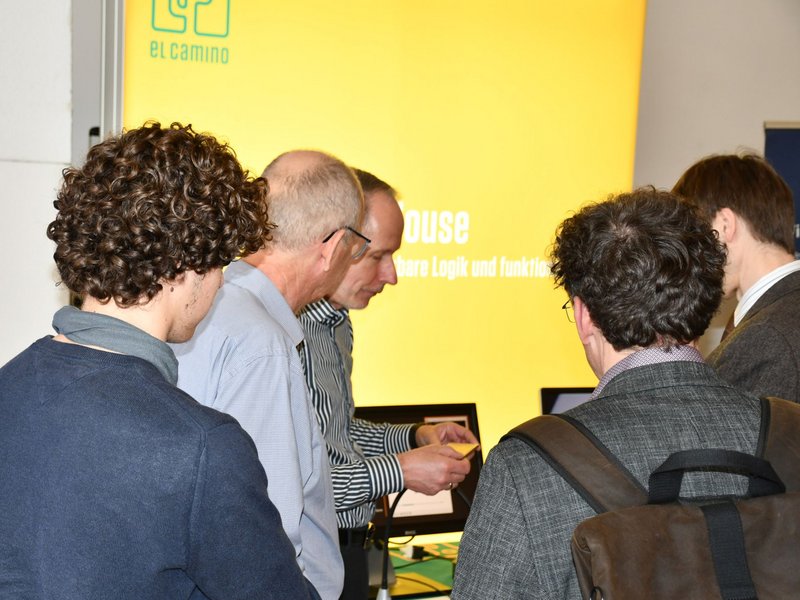 Reger Zulauf am Stand von El Camino (Mainburg), die sich mit FPGA-Design und ASIC-Verifikation befassen.