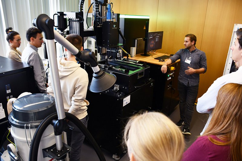 Martin Maier (wissenschaftlicher Mitarbeiter) zeigte bei einer Laborführung die im Projekt ReBi an der Hochschule Landshut angeschaffte LPBF-Anlage.