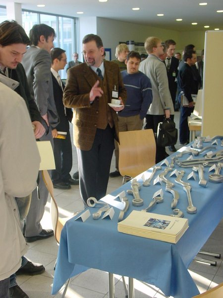 In der begleitenden Fachausstellung präsentierten Unternehmen und Forschungsinstitute aktuelle Leichtbaulösungen.