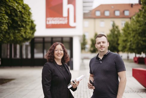 Zwei Personen posieren