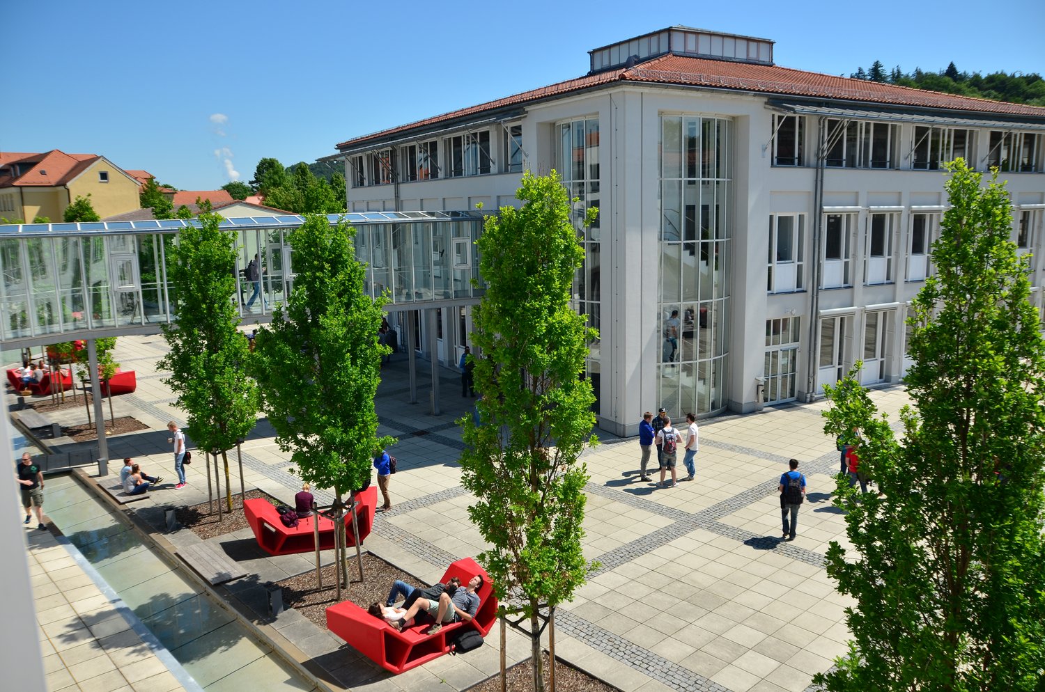 Ein Gebäude des Campus wird dargestellt.