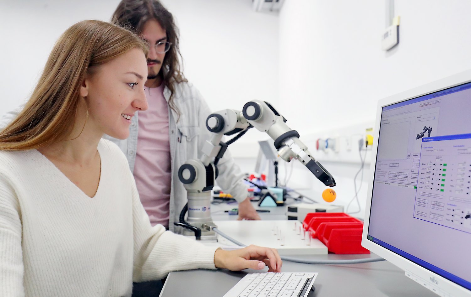 Zwei Studierende arbeiten im Labor.