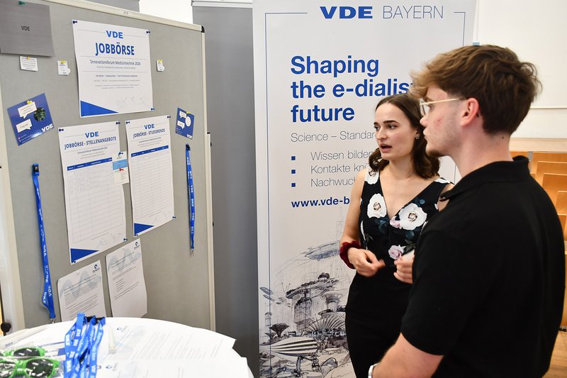 Im von der VDE-Hochschulgruppe organisierten Job-Board konnten die anwesenden Praxis-Vertreter/-innen Jobs und Abschlussarbeitsthemen präsentieren.