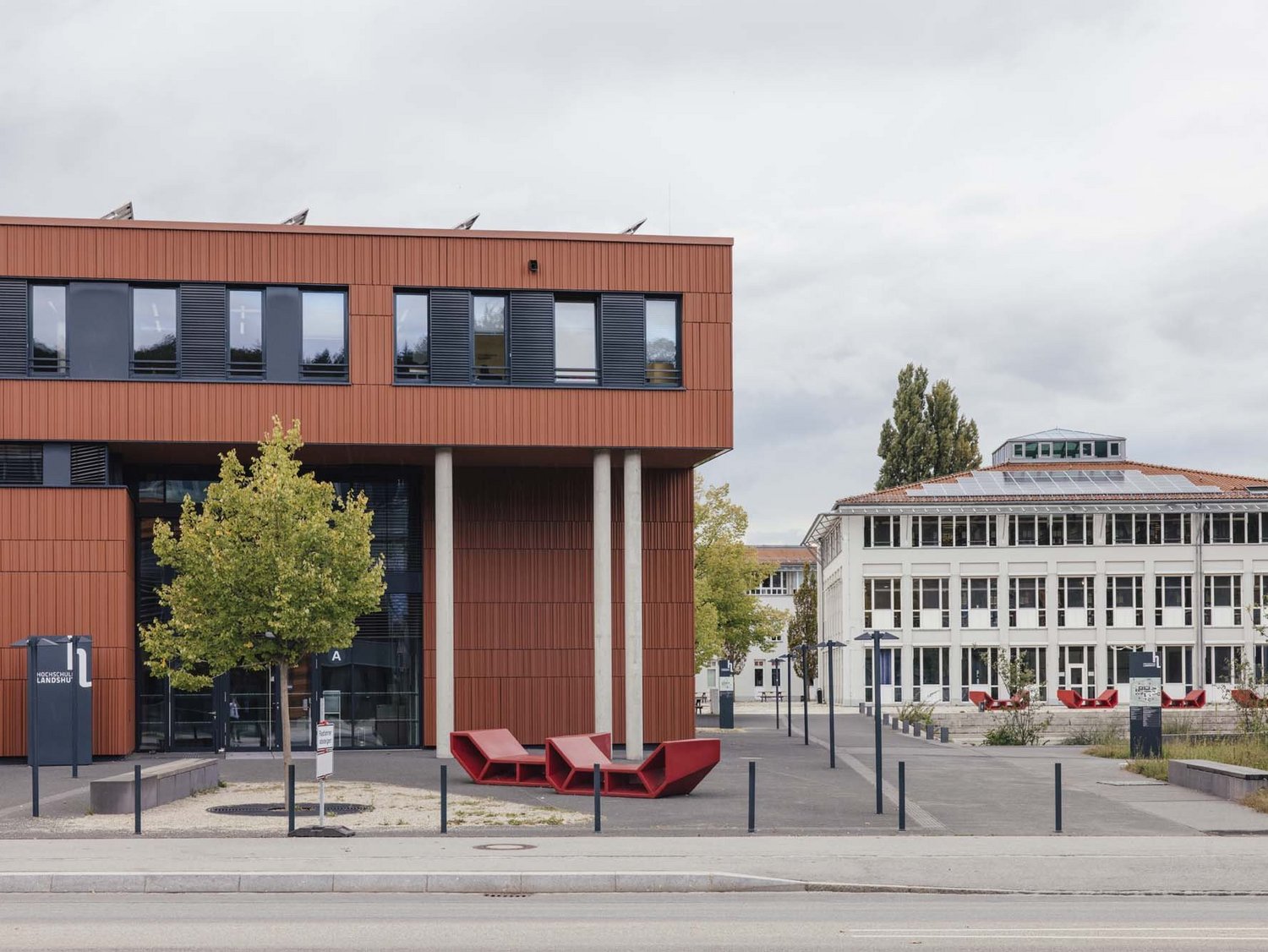 Man sieht ein teil des A Gebäudes