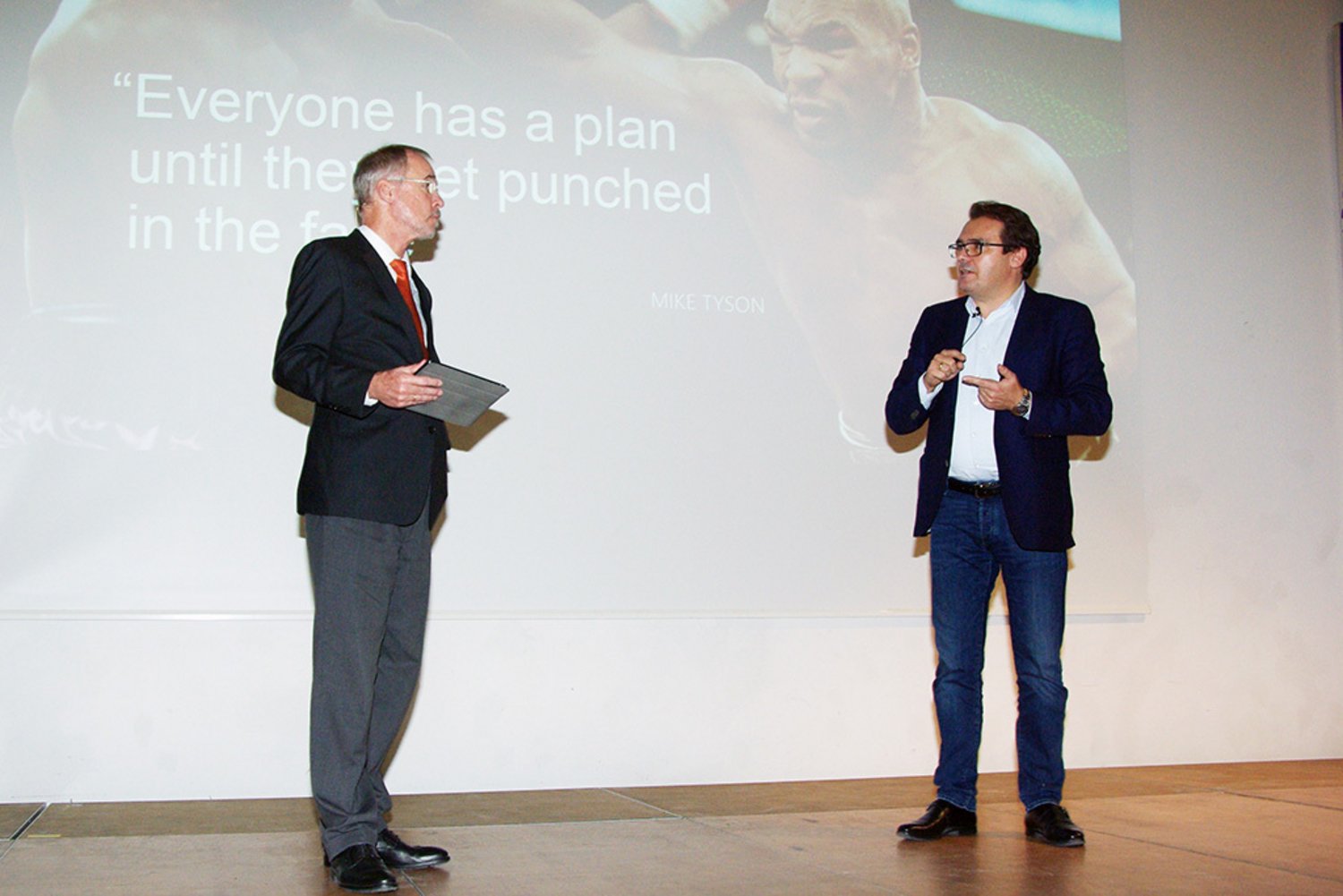 Prof. Dr. Hubertus C. Tuczek bei der Diskussion mit Stefan Stroh (Deutsche Bahn AG).