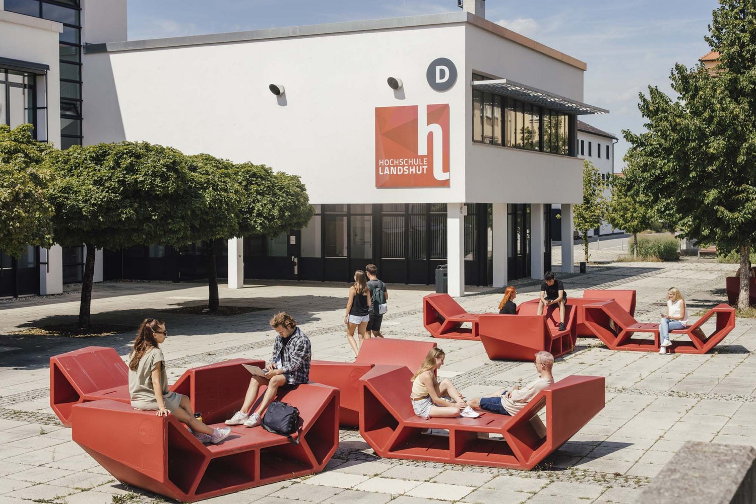 Blick auf der D-Gebäude mit studierenden sitzend auf den Enzos