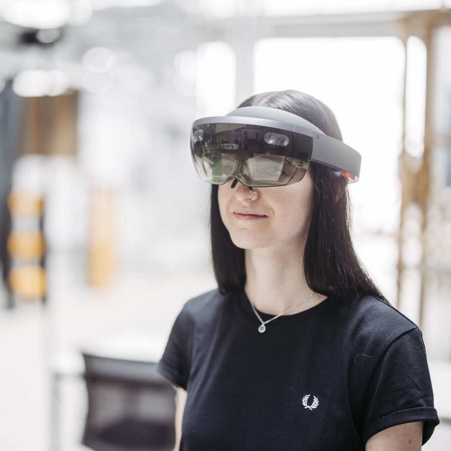 Eine Person schaut durch eine Augmented Reality Brille