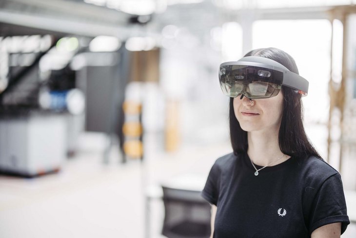 Eine Person schaut durch eine Augmented Reality Brille