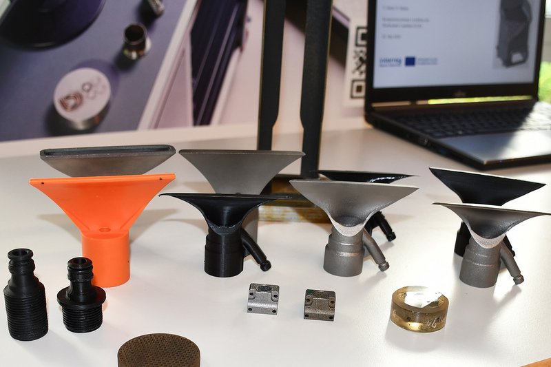 Beispiele von geometrie- und funktionsoptimierten AM-Bauteilen, die im INTERREG-geförderten Gemeinschaftsprojekt ReBi entwickelt wurden. Beispiele von geometrie- und funktionsoptimierten AM-Bauteilen, die im INTERREG-geförderten Gemeinschaftsprojekt ReBi entwickelt wurden.