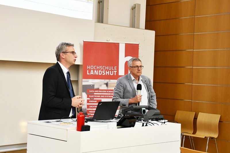 Prof. Dr. Josef Hofmann (links, Hochschule Landshut) moderierte den Abend und dauch die anschließende 