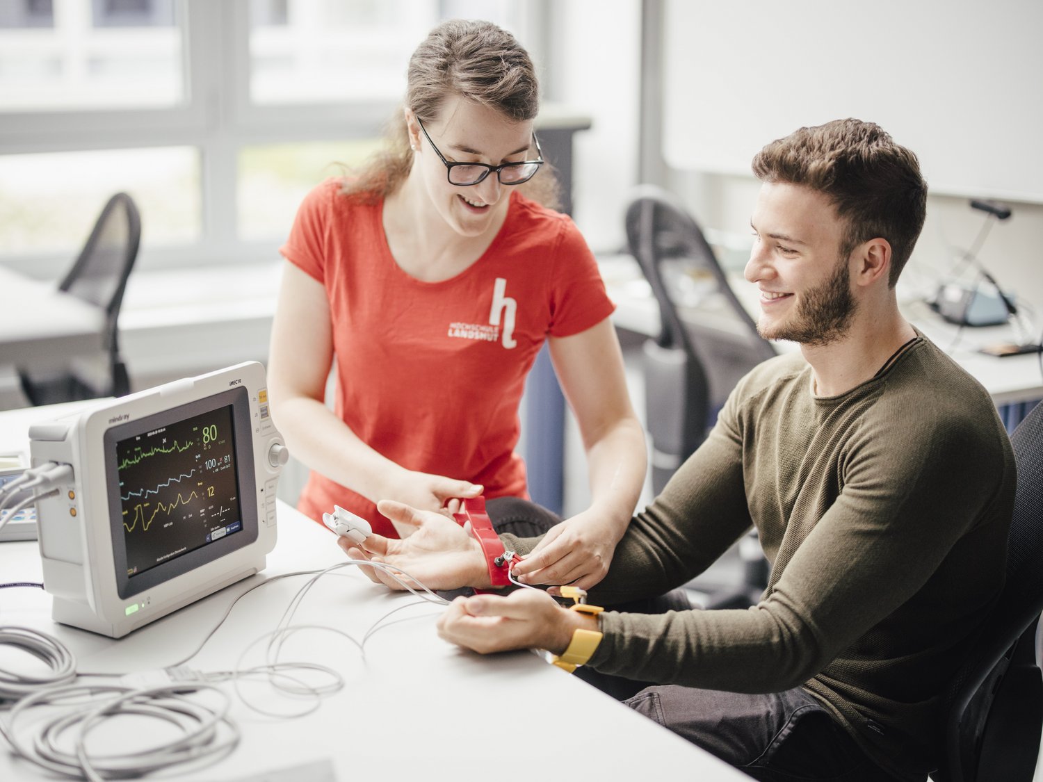 Zwei Studierende führen eine EKG-Messung durch.