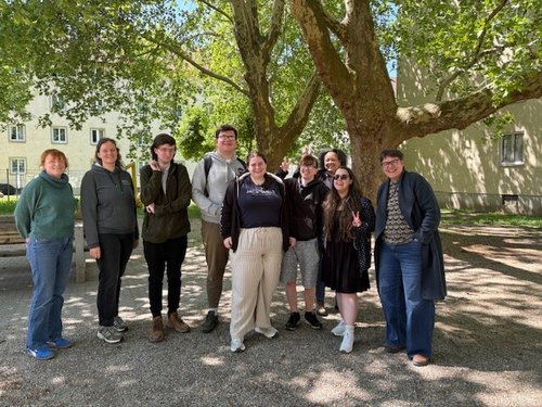 Gruppenfoto vor einem Baum.