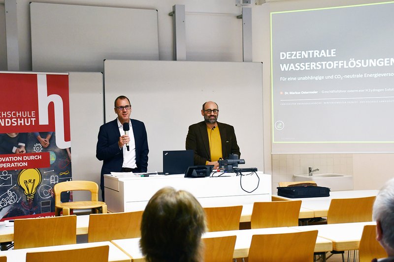 Hochschulvizepräsident Prof. Dr. Marcus Jautze (links) bei der Begrüßung der rund 60 Teilnehmer/-innen. Hochschulvizepräsident Prof. Dr. Marcus Jautze (links) bei der Begrüßung der rund 60 Teilnehmer/-innen.