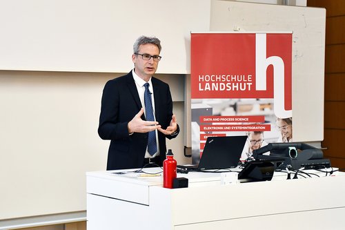 Entwicklungen und Planungen rund um das WTAZ Pfeffenhausen stellte Prof. Dr. Tim Rödiger (Hochschule Landshut) in seinem Vortrag vor. Entwicklungen und Planungen rund um das WTAZ Pfeffenhausen stellte Prof. Dr. Tim Rödiger (Hochschule Landshut) in seinem Vortrag vor.