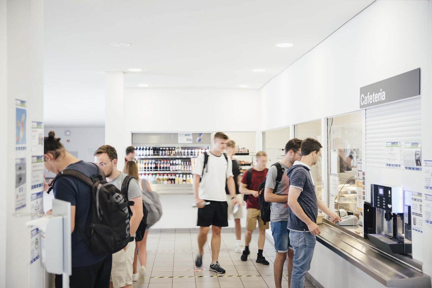 Eine Schlange an der Cafeteria