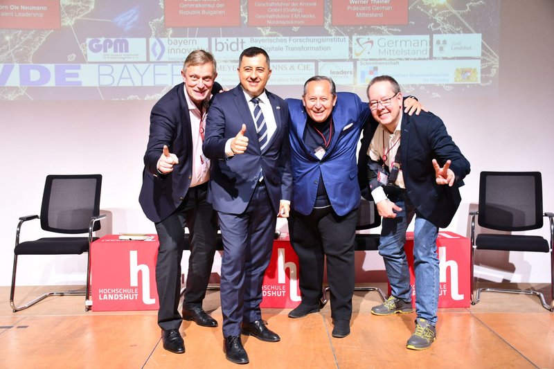 Mit den Chancen für den Mittelstand durch internationale Zusammenarbeit befasste sich eine Praxissession, u.a. mit Stefan Ionkov (Generalkonsul der Republik Bulgarien, 2. v.l.) und Werner Theiner (Präsident German Mittelstand, 3. v.l). Mit den Chancen für den Mittelstand durch internationale Zusammenarbeit befasste sich eine Praxissession, u.a. mit Stefan Ionkov (Generalkonsul der Republik Bulgarien, 2. v.l.) und Werner Theiner (Präsident German Mittelstand, 3. v.l).