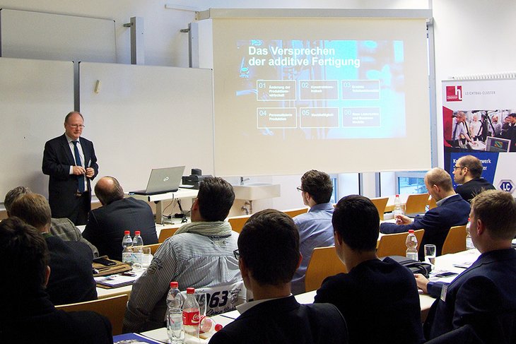 Herr Schäflein von Stratasys war Referent beim 3. Praxisforum 3D-Druck. Herr Schäflein von Stratasys war Referent beim 3. Praxisforum 3D-Druck.
