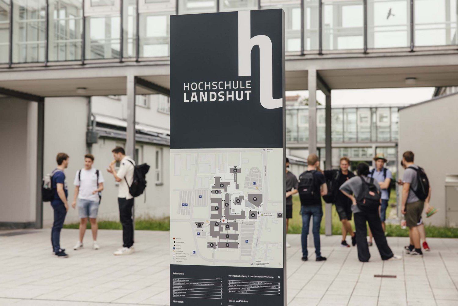 Man sieht eine Infotafel mit dem Campusplan.