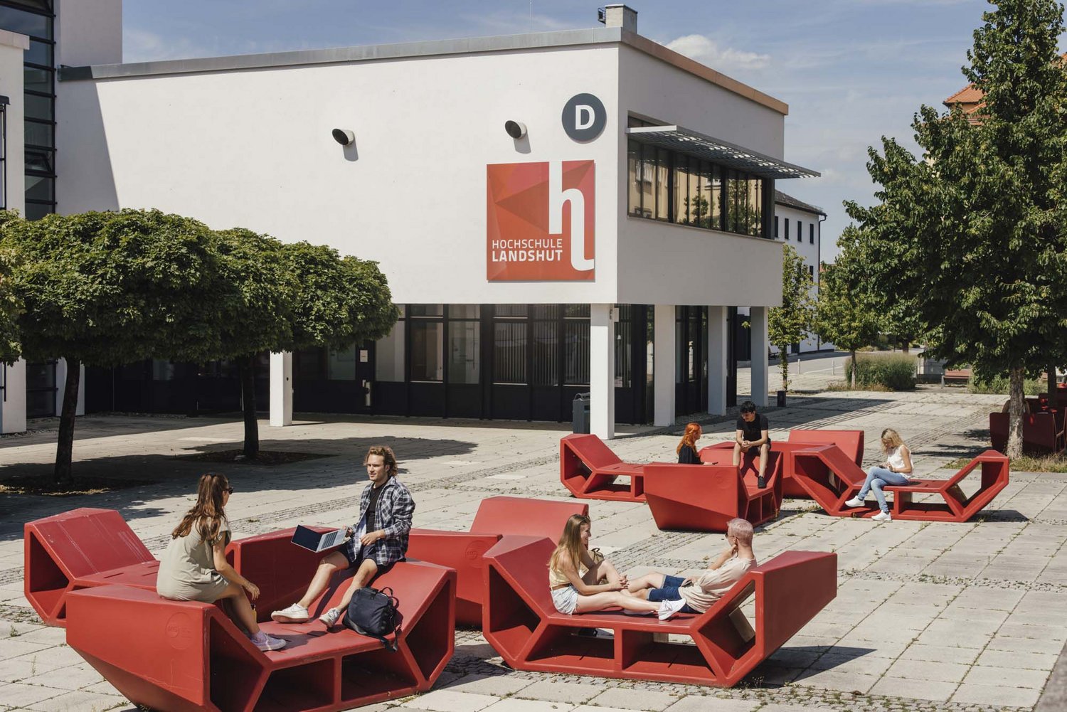 Blick auf der D-Gebäude mit studierenden sitzend auf den Enzos