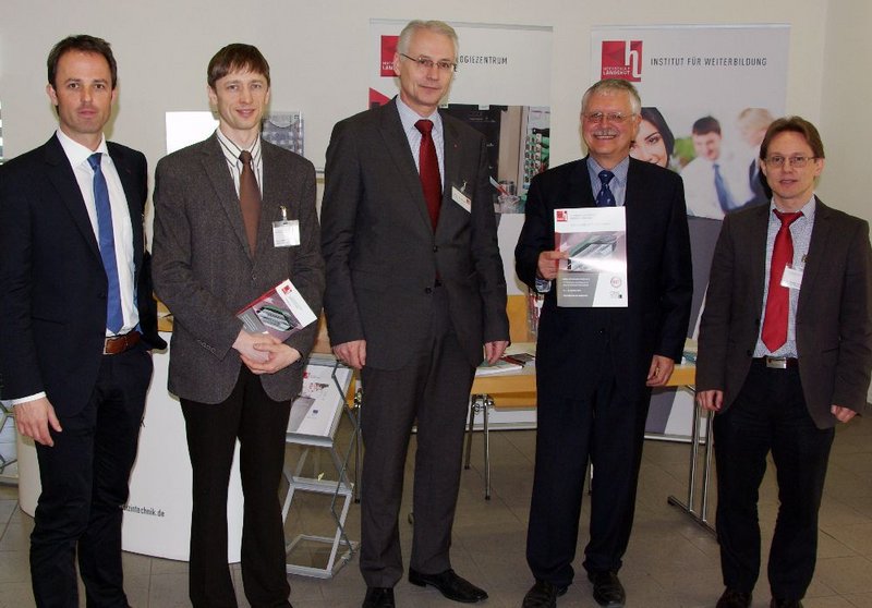 Regierungspräsident Heinz Grunwald (2.v.r.) mit Hochschulpräsident Prof. Dr. Karl Stoffel (mitte), Marc Bicker und Prof. Dr. Artem Ivanov (beide Cluster Mikrosystemtechnik) und Prof. Dr. Rupert Schreiner (Ostbayerische Technische Hochschule Regensburg).