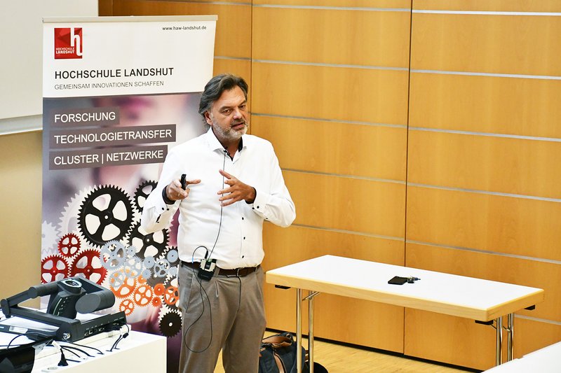 Die Herausforderungen aus Sicht eines Netzwerkbetreibers erläuterte Udo Macht (Bayernwerk Netz GmbH)